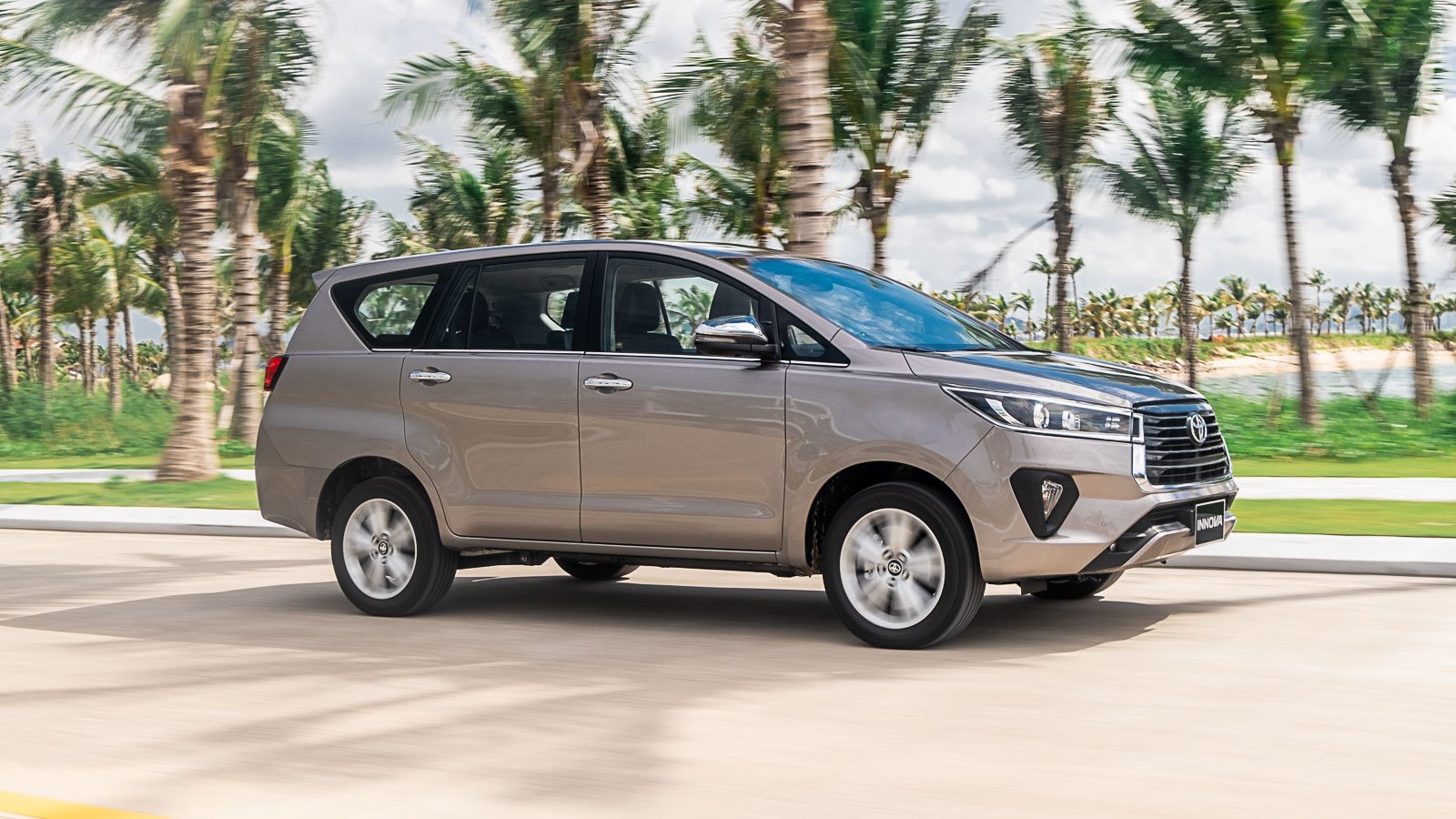 Giá Xe Toyota Innova 2023 Trải Nghiệm, So Sánh và Lời Khuyên